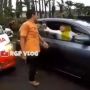Parah! Wanita Ini Marah Tak Mau Ngalah, Padahal Mobilnya Halangi Ambulans