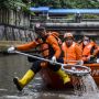 Pemprov DKI hingga Aparat Bersih-bersih Kali Ciliwung