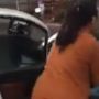 Ngeri! Wanita Baju Coklat Serang Wanita Lain yang Diduga Selingkuhan dengan Brutal, Jambak hingga Seret Korban