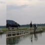 Viral Aksi Pria Ceburkan Motor ke Saluran Irigasi, Tuai Sorotan Publik