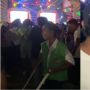 Asyik Banget! Ibu Petugas Kebersihan Ini Ikut Joget Bareng Penonton Konser