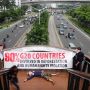 Kritik Pelaksanaan G20, Walhi Jakarta Pasang Spanduk Sindiran di JPO Pinisi