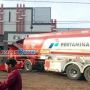 Hilang Kendali saat Menyalip, Truk Tangki Pertamina Bermuatan 24 Ribu Liter BBM Seruduk Klinik di Tasikmalaya