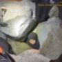 Apes! Niat Hati Ambil Kunci Motor yang Jatuh, Remaja Ini Malah Terjebak di Dalam Celah Batu