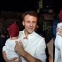 Momen Presiden Prancis Emmanuel Macron Jalan Kaki hingga Gendong Bayi Warga di Bali
