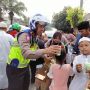 Satlantas Polresta Solo Bagikan Ribuan Roti untuk Jemaah Haul Habib Ali di Pasarkliwon