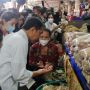 Pagi-pagi Datang ke Pasar Badung, Jokowi Dikerubungi Pengunjung
