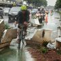 Brakk! Pembatas Jalur Sepeda di Sudirman Berserakan Ditabrak Fortuner
