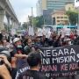 Jauh-Jauh Dari Malang, Ratusan Aremania Geruduk Mabes Polri, Karena Apa?