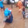 Layaknya Pawang Hujan, Wanita Paruh Baya Ini Pukul Air Banjir Pakai Tasbih: Surut-Surut