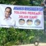 "Anies Baswedan Tolong Perbaiki Jalan Kami", Warga Amotowo Pajang Spanduk Foto Calon Presiden di Pohon