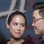 Perdana, Maudy Ayunda Semringah Gandeng Suami di FFI 2022