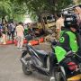 Brakk! Truk Seruduk Tujuh Motor di Gandaria, Tiga Orang Terluka