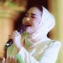 Cara Berhijabnya Kena Kritik, Ini 8 Potret Krisdayanti Kenakan Kerudung saat di Aceh