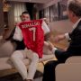 Bocor Foto Cristiano Ronaldo Pegang Jersey Arsenal dengan Nomor Punggung 7