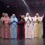 Adu Gaya Aurel Hermansyah vs Angelina Sondakh Pakai Gamis dan Khimar di Runway, Siapa Paling Kece?