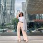 Gaya Cantik Fuji Pakai Tank Top Putih, Bagian Ketiak Kelihatan Kuning Bikin Salfok