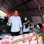 Kunjungi RSUD Sayang, Jokowi Bagi-bagi Amplop ke Keluarga Korban Gempa Cianjur