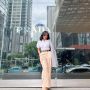 7 Potret Fuji Tampil Pakai Setelan Formal, Gayanya Kayak Cewek Kantoran!