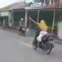 Warganet Murka Lihat Emak-emak Atraksi Naik Motor Gaya 'Superman' di Jalan Raya Ini