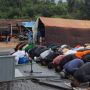 Keharuan Warnai Sholat Jumat Korban Gempa Cianjur