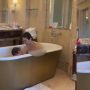 Mandi Bareng dengan Sang Anak, Body Shandy Aulia Disorot
