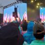 Warna-warni Jas Hujan Meriahkan Aksi Panggung Neck Deep di Soundrenaline 2022