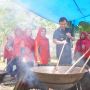 1,5 Ton Rendang Dharmasraya untuk Korban Cianjur, Bupati Memasak Bareng-bareng Bundo Kanduang