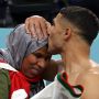 Achraf Hakimi Peluk Ibu saat Maroko Menang atas Belgia, Netizen: Doanya Langsung dari Pinggir Lapangan