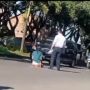 Heboh Pria Gondrong Salat di Tengah Jalan Raya, Netizen Meledek: Alumni yang Tiap Tahun Reunian Salat di Jalan