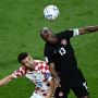 Pesepak Bola Kanada Atiba Hutchinson Sumpel Hidung dengan Pembalut Wanita di Piala Dunia 2022, Warganet Heboh