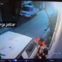 Berkeliaran di Jakarta Barat, Waria Terekam CCTV Lecehkan Anak Kecil, Korban Ditarik ke Samping Mobil