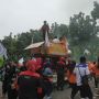 Kantor Heru Budi Digeruduk Buruh, Emak-emak Joget Tolak UMP DKI 2023 Rp 4,9 Juta