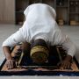 Arti Bacaan Sholat Lengkap dengan Tulisan Latin: Niat hingga Tahiyat Akhir
