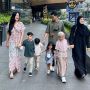 9 Potret Donna Harun Bareng 4 Cucu, Akrab Sampai Bikin Iri Netizen
