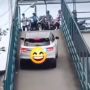 Pemobil Nekad Naik Jembatan Penyebrangan, Kelakuannya Bikin Heboh: Kaya Boleh, Goblok Jangan