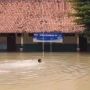 Penampakan Bangunan SD di Bekasi yang Terendam Banjir, Kumpul Bocah Asyik Berenang