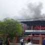 Helen's Bar Eks Holywings Tanjung Duren Terbakar, Petugas Masih Berjibaku Jinakan Api