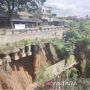 Penampakan Mengerikan Jembatan Cikereteg Yang Tergerus Longsor