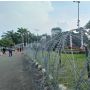 Massa Demo Tolak RKUHP Disambut Kawat Berduri di Depan DPR RI