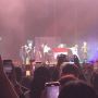 DPR Ian dan DPR Live Kibarkan Bendera Merah Putih Tutup Konser The Regime di Jakarta
