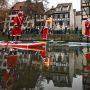 Menyambut Natal, Puluhan Sinterklas Dayung Papan Lintasi Sungai Prancis