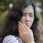 7 Cara Mengatasi Gigi Sensitif, Air Garam Bisa Jadi Andalan