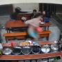 Berkeliaran di Kemang Jaksel, Pelaku Begal Bersenjata Celurit Rampas HP hingga Tas Pengunjung Warkop
