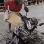 Bikin Emosi, Bapak-bapak Ini Nekat Terobos Jalan Cor yang Masih Basah hingga Terjebak