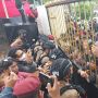 Tunding KPU Curang, Massa Partai Prima Gelar Demo Diwarnai Aksi Saling Dorong Dengan Aparat