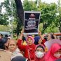 Tak Pernah Terima Bansos dari Pemerintah, Ibu-ibu Geruduk Kantor Heru Budi