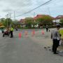 Jalan Lubang Rawan Kecelakaan, Satlantas Polres Kapuas Hulu Kalimantan Barat Lakukan Aksi Sosial Penambalan