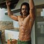Bakal Hadir dengan Film Baru, Intip 7 Potret Shah Rukh Khan yang Pamer Perut Sixpack
