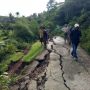 Jalan Poros Desa di Cihara Lebak Longsor, Akibat Diguyur Hujan Deras